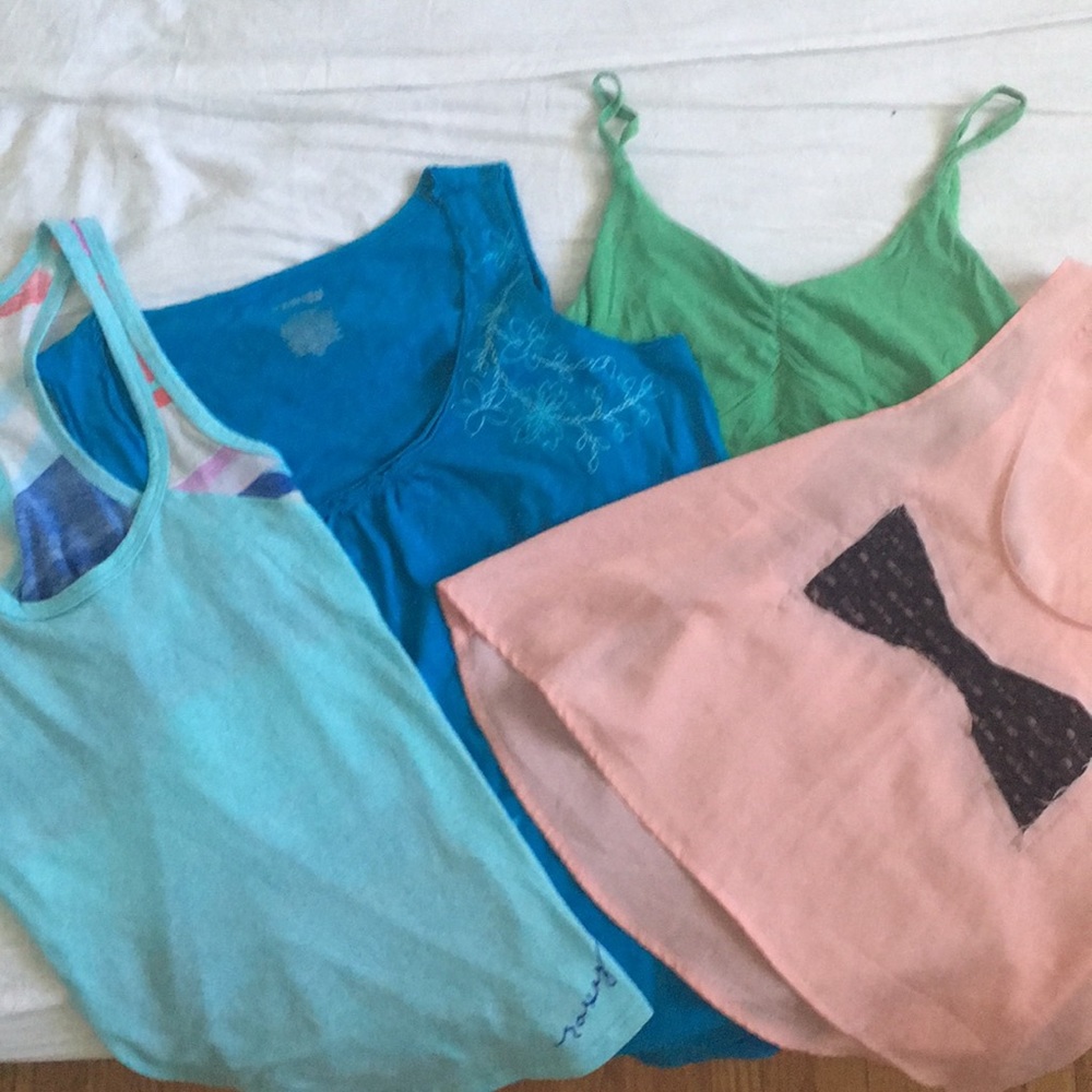 🌹2/$20🌹 Bundle of five tank tops/ womens shirts. Sizes xs to L.